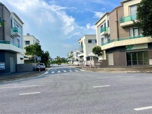 chính chủ bán gấp căn shophouse centa city, sát vườn hoa , giá sốc nhất thị trường, pháp lý chuẩn