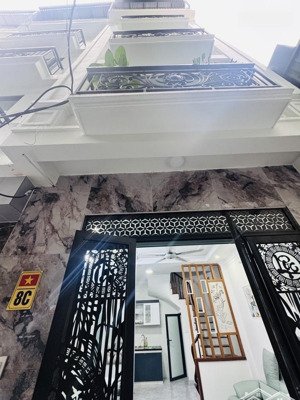 bán nhà tân khai 5tầng nhà mới mặt tiền khủng,ngõ thông các ngả gần chợ các trường đại học