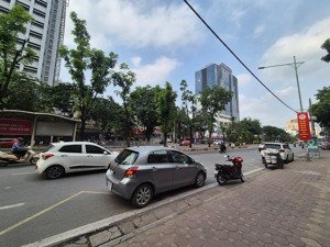 bán nhà mặt phố hoàng quốc việt. phố lớn, vỉa hè rộng. 200m2/7t mặt tiền 6.5m giá 90tỷ