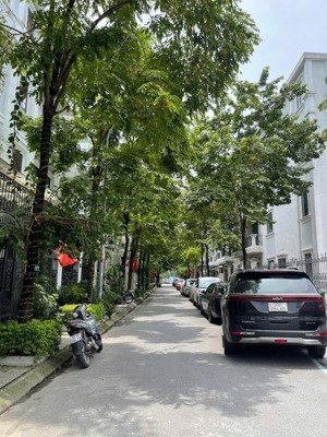 cần bán gấp - bán nhanh lô đất 35m2 -tái định cư ngọc thuỵ - trước nhà công viên khai sơn