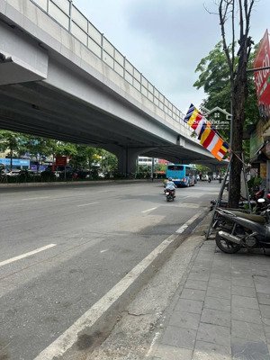 gia đình cần đình cần bán căn nhà tại phường mai dịch , lô góc - dt : 60m - 5 tầng - giá : 11,7 tỷ.