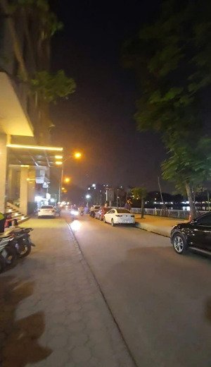 cho thuê nhà 100m*4 tầng mặt hồ ba mẫu, đống đa, giá 28 triệu (tl).