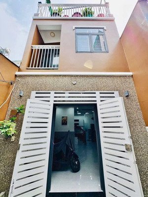 cần bán gấp nhà mới.hoa phượng p2 hcm.hẻm oto.dt 45m2(4mx11,25m).1trệt 1lầu 2phòngngu 2wc.giá1ty950