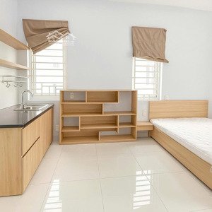 trống 2 phòng 30-35m2 bancol cách trường uef 50m