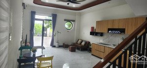 nhà 2 tầng sẵn hồ bơi, có view hồ tôm dừa nước mát mẻ cực kỳ cuốn khách lưu trú.