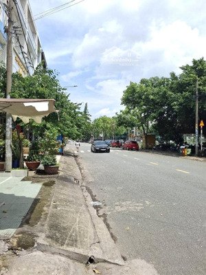 mặt tiền đường số 32 đối diện eaon bình tân 5x20m vuông vức.