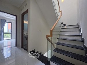 nhà xây kiên cố, nhà mới đẹp vào ở ngay 4pn đường nhựa, xe hơi đỗ trong nhà. ngay tỉnh lộ 43 sổ hr