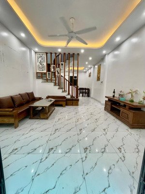 căn góc 50m2 - dân xây 4t - đường thông ngay hồ lại yên.