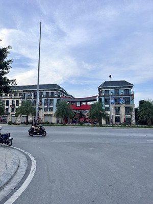 cc cần bán lô đất 82m nghĩa trụ đi bộ 200m là vào khu đô thị vinhome ocenpark 2 ô tô đỗ giá gần 6tỷ