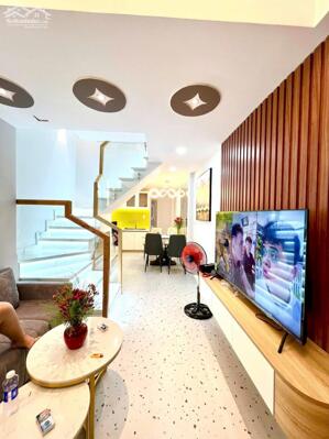 Tân Bình, nhà đẹp ở ngay, gần Lê Văn Sỹ, P1, 3 Tầng, 3Pn, 86m2 DTsd, full nội thất, 5.2 Tỷ