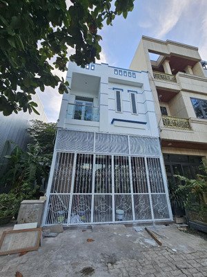 cần chuyển nhượng. nhà 2 tầng đường 10m5 nhân đôi trần thánh tông. kv an hải bắc, dt 90m2