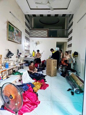 hót hót rẻ qua trời rẻ bán nhà vi bằng giấy tờ tay - dt : 100m2 đúc lửng có tới 4pn . sân để xe