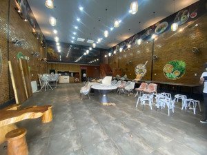 cho thuê mặt bằng nguyễn hữu thọ . ngang 10 mét . trung tâm thành phố
