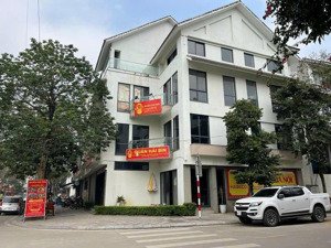 siêu đẹp! lô góc nhà mặt phố nguyễn thị định, cầu giấy, dt 200m2x5t, mt 27m, đoạn đẹp, thông sàn.