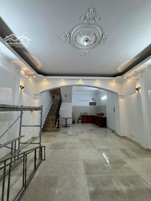 chính chủ cần tiền gấp nên bán ccmn vị trí đẹp ngay phố triều khúc