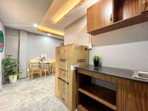 cho thuê chdv 1pn cửa sổ lớn gần trung tâm thành phố