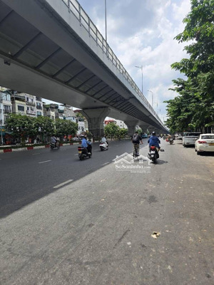 bán nhà đẹp lô góc minh khai, ngõ hòa bình 4, hai bà trưng dt: 30m2 5 tầng 3 ngủ, 20m ra ô tô tránh