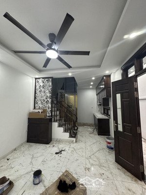 nhà lò đúc 5 tầng, có thang máy vị trí trung tâm giá tốt