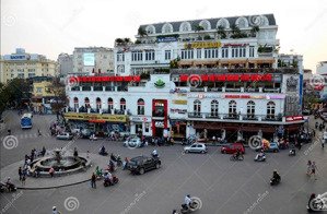 cho thuê nhà mặt phố đinh tiên hoàng, với dt: 220m2 x 5 tầng, view hồ, hàng hiếm tại hoàn kiếm