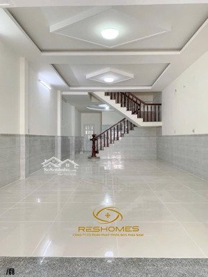 nhà sạch sẽ sân oto 7 chỗ. gần song ngữ lạc hồng