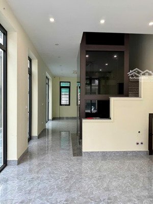 bán căn biệt thự liền kề - xẻ khe hoàn thiện 5 tầng có thang máy, sát vincom, giá rẻ nhất dự án