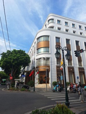 bán nhà mặt phố tràng tiền, vị trí đắt như vàng 129.5/170m2, tầng 2, rộng 8.6m, giá 95 tỷ.