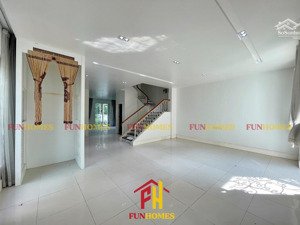 cần cho thuê biệt thự vinhomes riverside
- diện tích: 285m2
- thiết kế 3pn + 1 đa năng và 3 wc