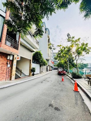 biệt thự sân vườn phố tô ngọc vân gần hồ tây an ninh tốt, 265m2 mt: 13m khu quan chức, giá: 73 tỷ