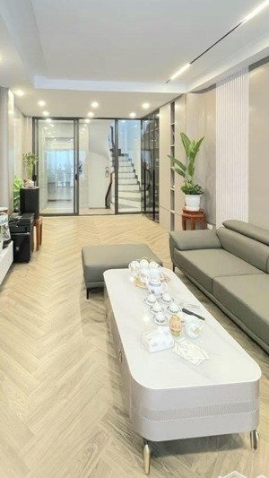 nhà đẹp phân lô. đường láng. gần ngã tư sở. mặt tiền rộng. 6 tâng thang máy. ôtô đỗ 20m