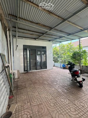 nhà sạch đẹp sân rộng 140m. gần trường , chợ , phù hợp ở gia đình