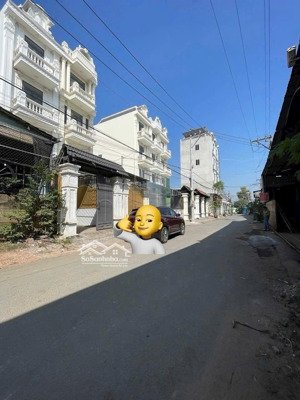 chính chủ cần bán nhà trệt 3 lầu. hoàn công, đường nhựa 7m. dt 100m. thổ cư 61m. giáp làng dhqg