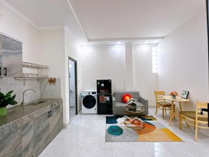 căn hộ 1 phòng ngủ có thang máy cửa sổ lớn máy giặt riêng ở trần hữu trang, p.10, phú nhuận