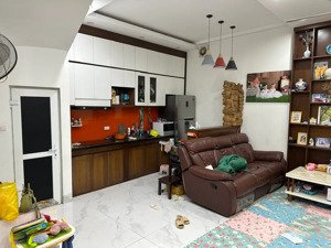 nhà 4 tầng x 43m2 bằng liệt, mặt tiền 5m, giá 6 tỷ, ngay hồ linh đàm