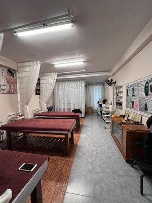 nhà 3 lầu , sẵn máy lạnh, đang kd spa , sạch đẹp phù hợp văn phòng, dạy học, làm đẹp...