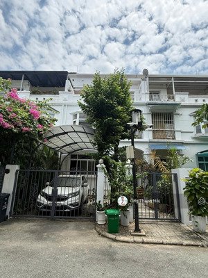 cho thuê biệt thự phú mỹ hưng, 126m2 (7mx18), 4pn, 4wc, sân đậu ôtô, sân vườn, sân thượng, ban công