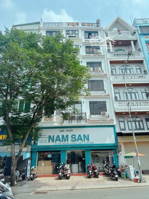 bán mt đường rạch bùng binh .phường 9, quận 3,6 tầng ,17 ph . ngang 10 m .hdt 70 triệu ,giá 17.8 tỷ