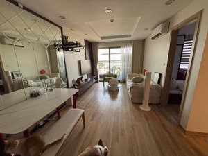 cần cho thuê gấp 2pn tầng trung, full đồ xách vali về ở. 