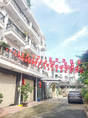 bán nhà quận 7. cạnh him lam. hai mặt tiền. không lộ giới. ô tô ngủ trong nhà. giá 10.8 tỷ.