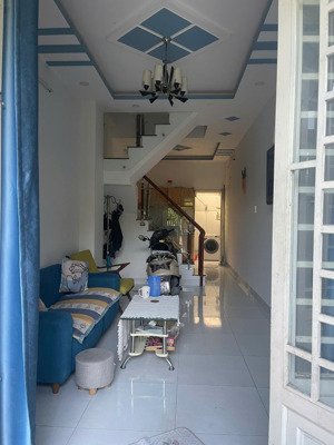 cho thuê nhà riêng chính chủ( 1 trệt, 2 tầng) gồm 4 phòng ngủ và 3 nhà vệ sinh, hẻm ô tô, an ninh