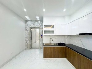 bán gấp nhà đại cát 30m 5 tầng , ô tô đỗ cổng , thang máy , nhỉnh 5 tỷ