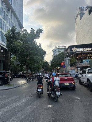 chính chủ bán mặt phố hoàng ngân nhỉnh 24 tỷ dt 68m2, lô góc, vỉa hè, kinh doanh, dòng tiền lớn