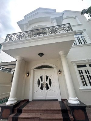 cho thuê biệt thự sân vườn có hồ bơi hẻm 40 xuân thuỷ, thảo điền