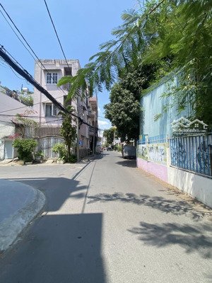 hiếm, nhà 2 tầng 2 mt đường gần trần não, dt 10x8m, giá 9,5 tỷ tl