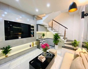 bán nr tại đường láng, 5,49 tỷ, 25m2, 2pn, 2wc, 4 tầng, mặt tiền 3.3m