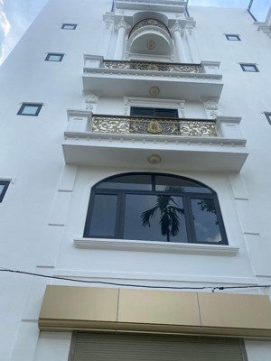 9x tỷ. 54 m nhà 6 tầng , lô góc , thang máy êm du , long biên .