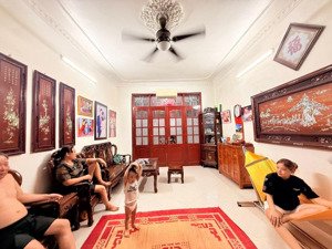 bán nhà trung tâm cầu giấy, 18,8 tỷ, 82,6m2 siêu hot.4 tầng ô tô đỗ cổng.