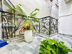 bán nhà riêng chính chủ phố giáp bát chỉ hơn 5 tỷ, 30m ra phố lớn