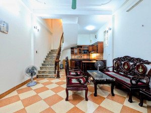 căn nhà 37mx 4.5 tầng dân xây chắc chắn , cách 1 nhà ra oto , thoáng sáng vô cùng ngay bvnn giá rẻ