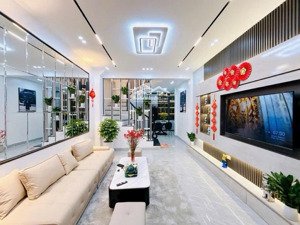 10 tỷ nhà đẹp _ trung tâm cầu giấy _ gần phố_ nhà đẹp tự xây _ sổ hoa hậu _ full tiện ích