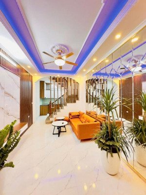 nhà đẹp ngõ thông thoáng, gần oto, tiện ích, tặng full nt. dt 35m 5t mt 3,5m gia 6,9 ty